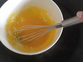 荷兰汁的制作：大锅内烧上热水，放入一个耐高温的大碗，加入两个蛋黄，打蛋器搅拌均匀