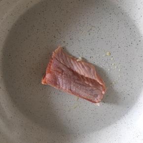 不粘锅内抹一点点黄油，小火煎一下三文鱼即可，撒一点点盐，夹出备用