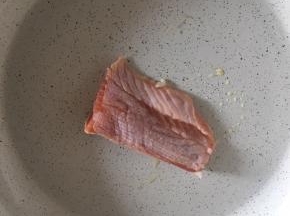 不粘锅内抹一点点黄油，小火煎一下三文鱼即可，撒一点点盐，夹出备用