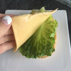 面包片上放一片生菜叶，一片芝士片