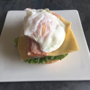 放上煮好的水波蛋