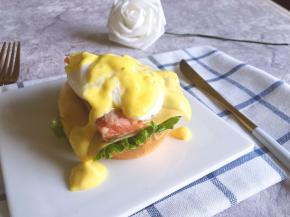 淋上荷兰汁，随意一点淋即可，让酱汁自然流下