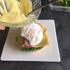 先淋上一点自制荷兰汁