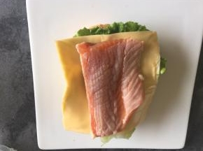 再放上三文鱼