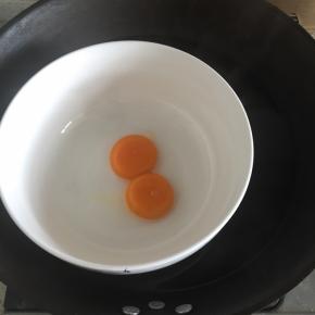 2个鸡蛋只需要蛋黄磕在碗内