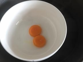 2个鸡蛋只需要蛋黄磕在碗内