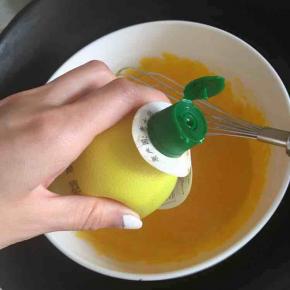 搅拌到蛋黄黄油酱浓稠体积增大两倍时加入柠檬汁，继续搅拌，最后端出大碗，加入盐、胡椒粉和朝天椒辣椒酱搅拌均匀即可