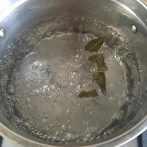 锅内倒水，放入两片月桂叶片，倒一点点醋，煮沸后小火，打入一个鸡蛋，煮3分钟