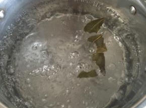 锅内倒水，放入两片月桂叶片，倒一点点醋，煮沸后小火，打入一个鸡蛋，煮3分钟