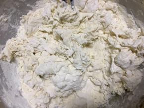 将化开后的酵母一边慢慢倒入面粉中，一边用筷子搅拌