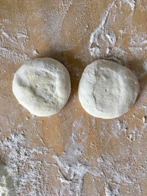 面团发酵好之后分成70克左右一个的剂子