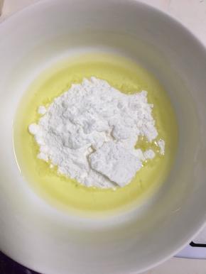 玉米油倒入碗中，加入糖粉和盐搅拌