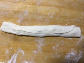 从饼一侧翻滚着卷起