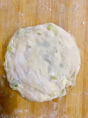 用手按压一下或者用擀面杖轻轻擀一下，大约1厘米厚度左右