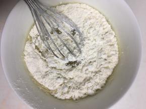 分两次筛入低筋面粉，第一次吸收后，再倒入第二次