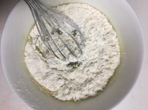 分两次筛入低筋面粉，第一次吸收后，再倒入第二次
