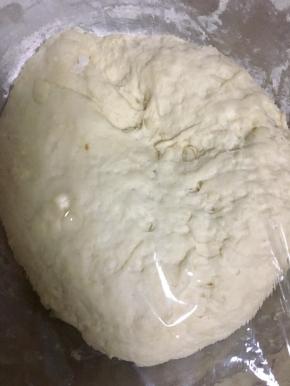 放入盆中，用保鲜膜覆盖发酵两到三倍大