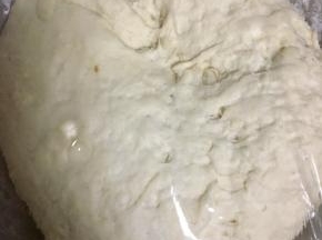 放入盆中，用保鲜膜覆盖发酵两到三倍大