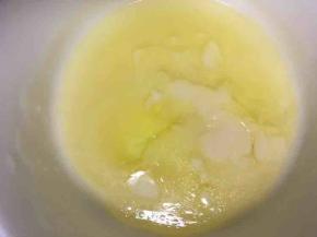 倒入蛋白，不断搅拌至油和蛋白相融合