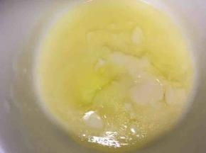 倒入蛋白，不断搅拌至油和蛋白相融合