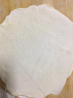 用擀面杖擀成薄饼