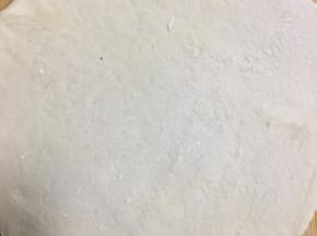 用擀面杖擀成薄饼
