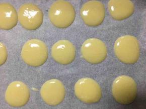 底部剪一个小口，滴在铺好油纸的烤盘上，尽量挤的大小一样大，约2毫米厚