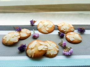 160度烤10分钟左右，烤的时候尽量多观察饼干的状态，因为比较薄，容易糊