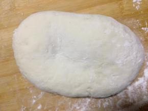 用筷子搅拌之后面成一块一块的，再用手揉成面团