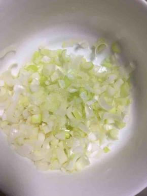 葱切成葱花，按自己的口味加入适量的盐和植物油拌匀备用