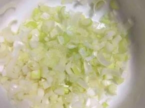 葱切成葱花，按自己的口味加入适量的盐和植物油拌匀备用