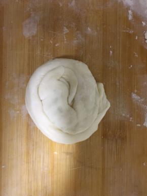 从一边往中心再卷成一个圈