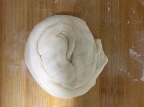 从一边往中心再卷成一个圈