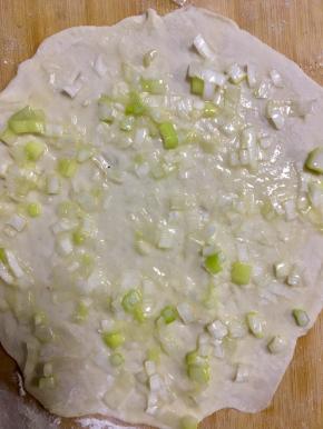 将葱花均匀的摊在面饼上