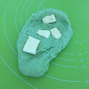 然后加入黄油继续揉