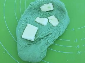 然后加入黄油继续揉