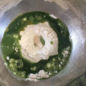 取一把菠菜榨汁过滤，面粉中挖一个小坑放入酵母，糖和盐对角线放，倒入全蛋液、60g菠菜汁