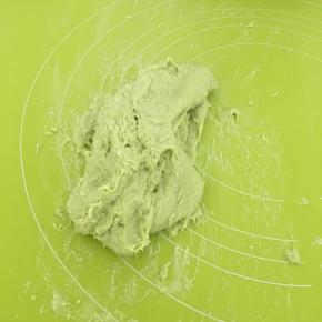这个过程面团会稀，不要担心，继续揉