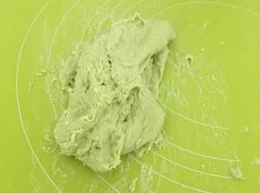 这个过程面团会稀，不要担心，继续揉