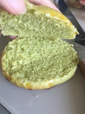 从中间切开大面包，不要切断