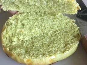 从中间切开大面包，不要切断