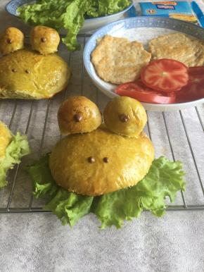 青蛙汉堡胚先塞一片生菜叶子