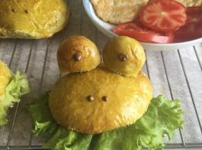 青蛙汉堡胚先塞一片生菜叶子