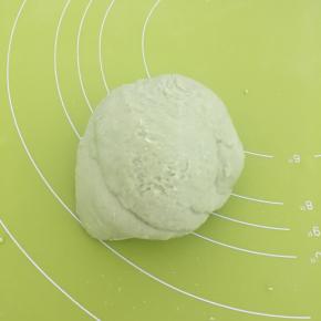 取出放在揉面垫上揉