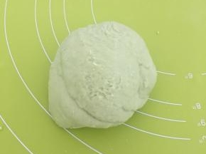 取出放在揉面垫上揉