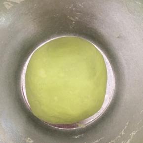 进行发酵，烤箱下层放一盘温水，面团盖上湿毛巾，发酵50分钟