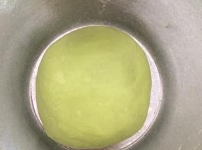 进行发酵，烤箱下层放一盘温水，面团盖上湿毛巾，发酵50分钟