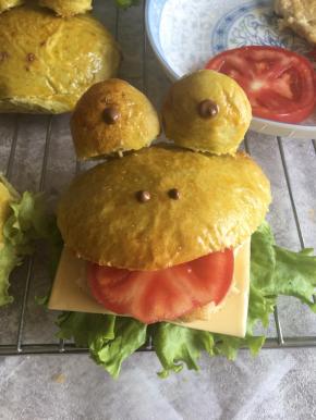 再放芝士片、鸡肉饼，然后用番茄当青蛙的舌头