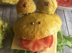 再放芝士片、鸡肉饼，然后用番茄当青蛙的舌头