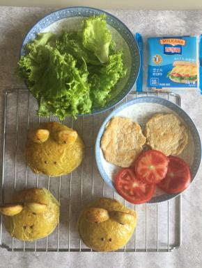 番茄切片，生菜洗净沥干水